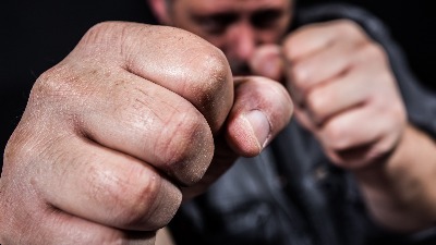 TUČA U KALUĐERICI Dva muškarca šutirala i udarala vozača "golfa 3"
